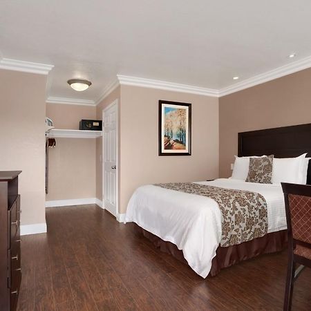 Travelodge Ломпок Екстериор снимка