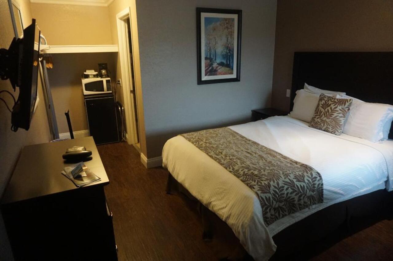 Travelodge Ломпок Екстериор снимка
